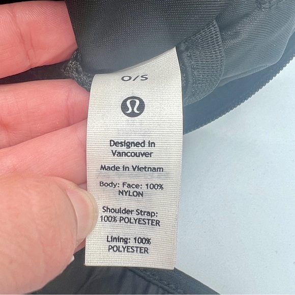 Lululemon Black Patch Logo Crossbody Bag 2.5L Convertible Length Strap - Picture 9 of 10